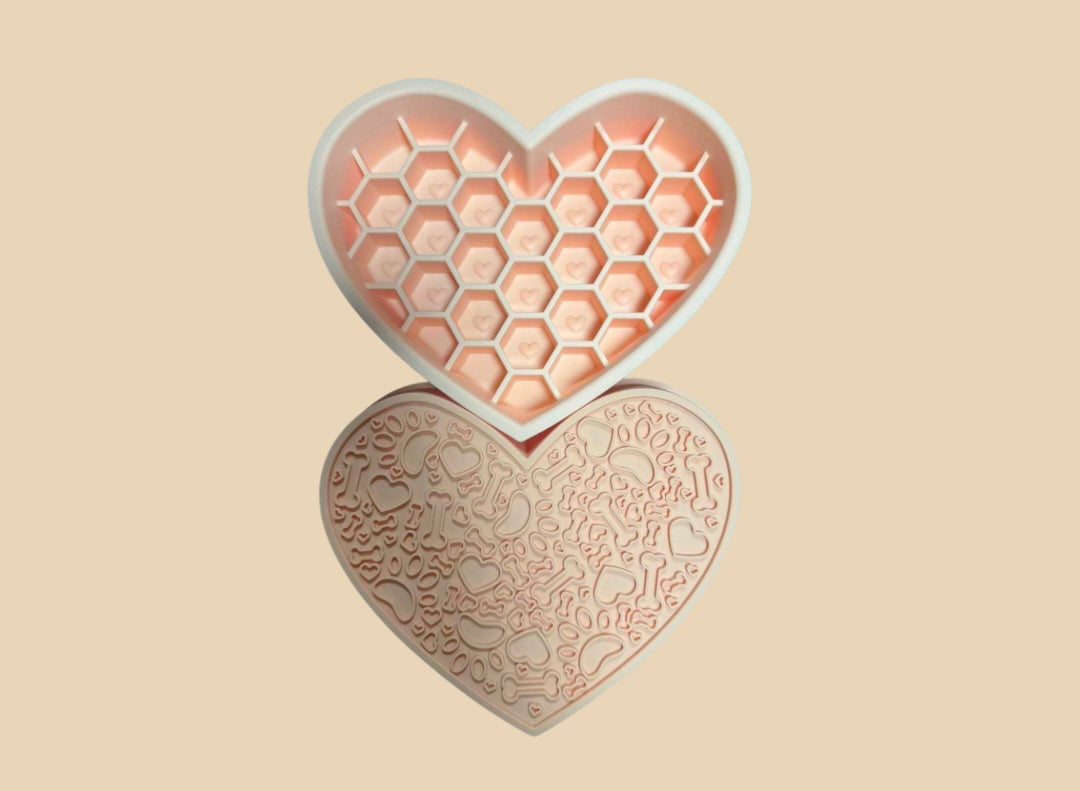 Hjerte slowfeeder + lickmat  |  Pawesomeday