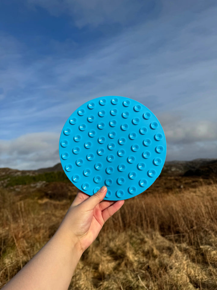 Slowfeeder og slikkematte med sugekopp  |  Pawesomeday