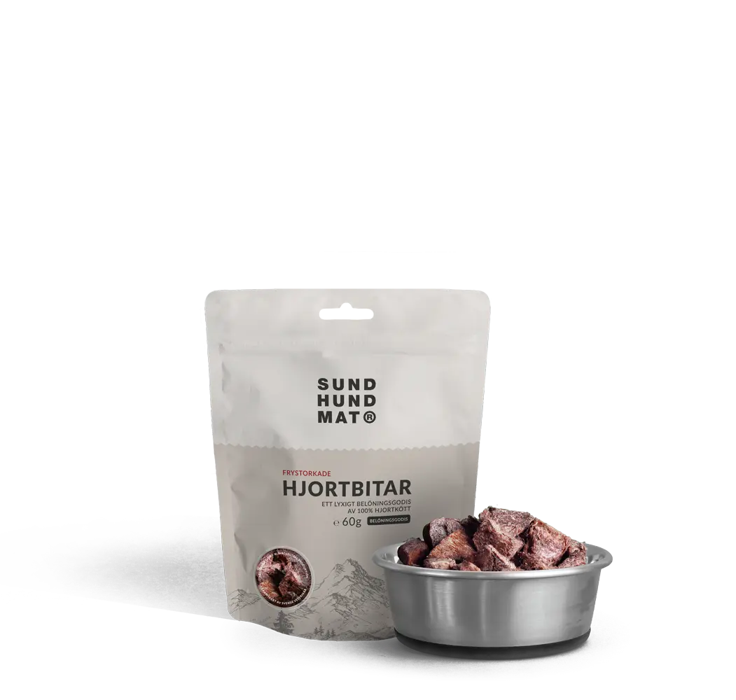 Pose med Sund Hundmat frysetørkede hjortebiter 60g, med biter i skål ved siden av