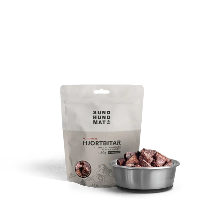 Pose med Sund Hundmat frysetørkede hjortebiter 60g, med biter i skål ved siden av