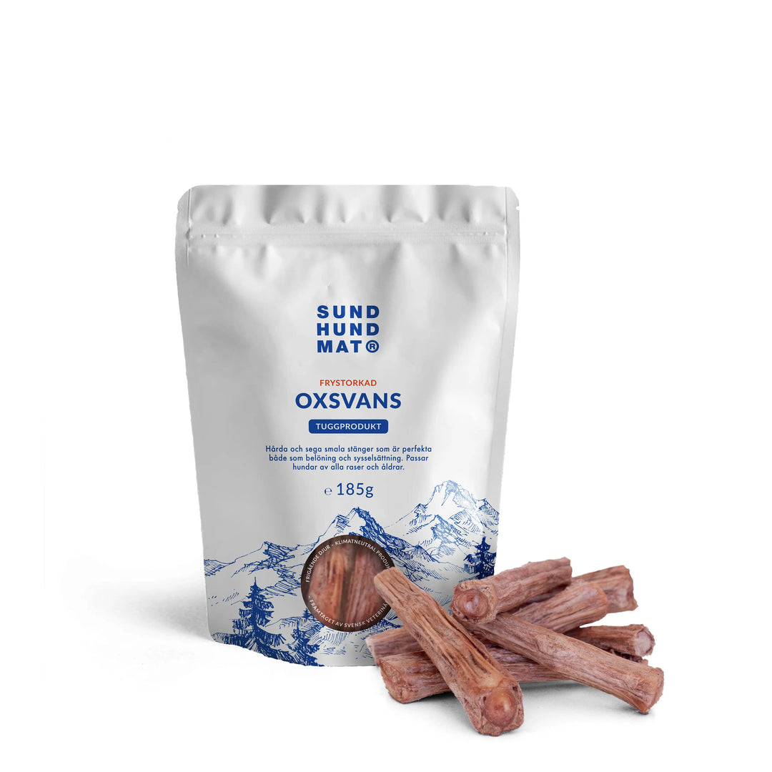 Pose med frysetørket oksehale 185 g fra Sund Hundmat, med tyggestenger av oksehale foran posen